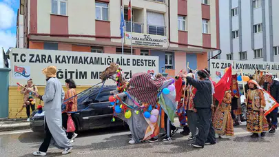 Sivas’ın sokakları asırlık ritüelle şenlendi: Bıyıklı gelin ve deveci Zara’yı ayağa kaldırdı