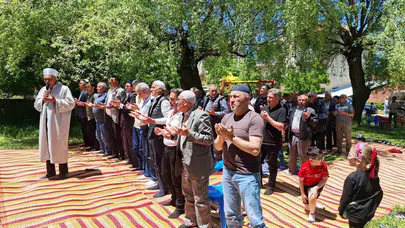 Kütahya’da asırlık gelenek yeniden canlandı: Köy meydanında birlik sofrası kuruldu