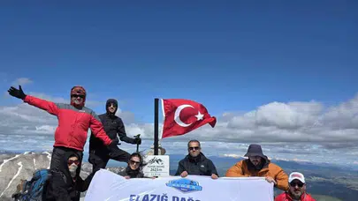 Zirveye giden yol omuzlarında: Elazığlı dağcılar 19 Mayıs için imkansızı başardı