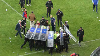 Eskişehir’de gerilim tavan yaptı: Play-off maçında saha karıştı, futbolcular kalkanlarla korundu
