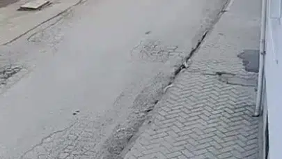 Sokak ortasında korku dolu anlar: Ablasının yanına sığınarak kurtuldu