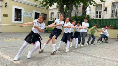 Kuşadası'nda miniklerin spor bayramı: Okul bahçesi dev bir arenaya dönüştü