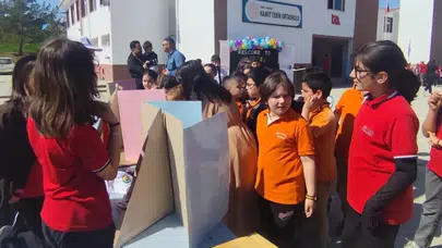 Sıraların dışına çıktılar: Boyabat'ta İngilizce dersi festivale dönüştü