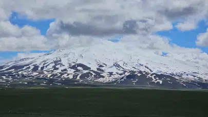 Süphan’ın gölgesinde doğa şöleni: Bitlis’te bahar kartpostallık görüntülerle geldi