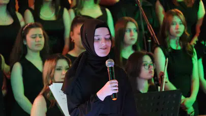 Gözleri görmüyor ama gönlüyle türkü söylüyor: Firdevs sahnede devleşti