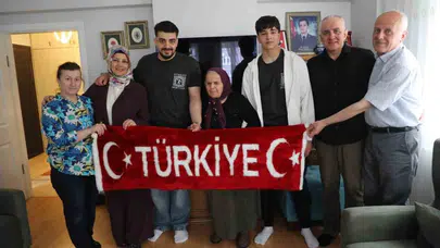Oğlunun asker kokusunu evinde hissetti: 90 yaşındaki şehit annesine vefalı bayram ziyareti