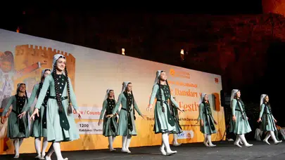 Alanya'da dünya sahnede buluştu: 7 ülkeden gelen dansçılar şehri coşturdu
