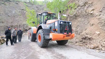 Kastamonu’da kabus dolu saatler sona erdi: Heyelanla kapanan köy yolu yeniden trafiğe açıldı