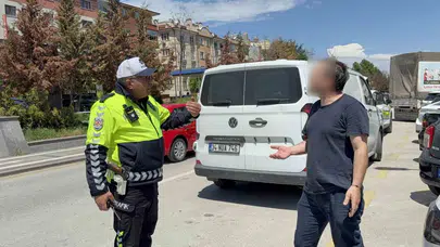 Ters yönden geldi, ceza yiyince polise "tuzak kuruyorsun" diye bağırdı