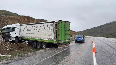Malatya’da yağışlı hava kazayı beraberinde getirdi: Tır toprak yığınına saplandı
