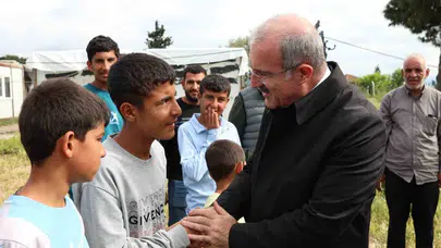 Tarlanın gizli kahramanlarına vefa ziyareti: Protokol mevsimlik işçileri yalnız bırakmadı