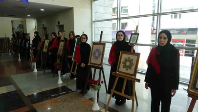 Fırçanın ucunda saklı sevgi: 75 eserlik özel sergi Trabzon’da sanatseverlerle buluştu