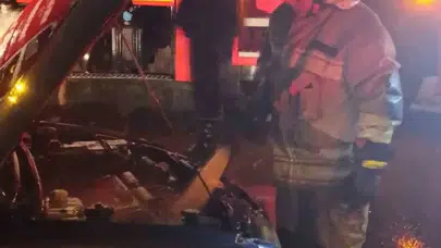 Seyir halindeyken kabusa döndü: İskenderun'da otomobil alevlere teslim oldu