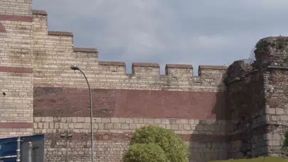 Fatih'te surlarda korkutan tesadüf: İhbar bir faciayı daha engelledi