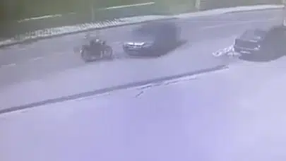 Kartepe'de korku dolu anlar: Akaryakıt istasyonuna giren otomobile çarpan motosikletli yola savruldu