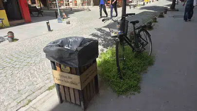 Eskişehir’de pes dedirten görüntü: Çöp kutusu dururken bisikletin sepetini doldurdular