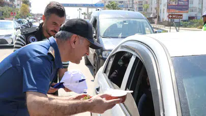 Trafik çevirmesinde sürpriz ikram: Hem kuralları hatırlattılar hem de Silifke’nin lezzetlerini tanıttılar
