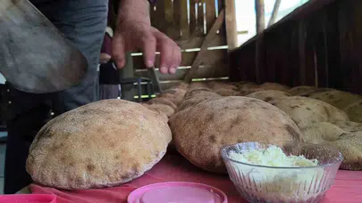 Şelale başında lezzet nöbeti: Anne-oğulun doğal ekmekleri kapış kapış gidiyor