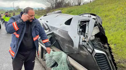 TEM Otoyolu'nda dehşet anları: Bariyerlere çarpan araç hurdaya döndü
