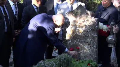 Bayram geleneğini bozmadı: Bahçeli’nin ilk durağı Alparslan Türkeş’in kabri oldu