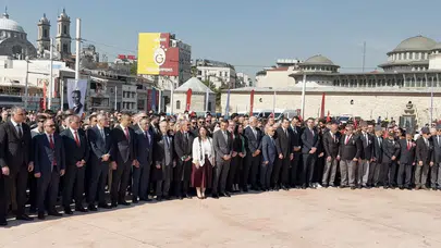 Taksim'de 19 Mayıs coşkusu: Cumhuriyet Anıtı'nda resmi tören