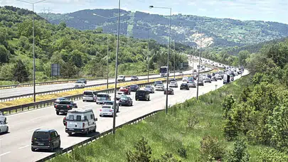 Tatilcilerin dönüş çilesi başladı: Bolu geçişinde kilometrelerce araç kuyruğu
