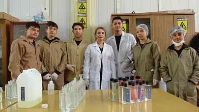 Sıra dışı başarı hikayesi: Okul atölyesini fabrikaya çevirdiler, harçlıklarını kendileri çıkarıyorlar