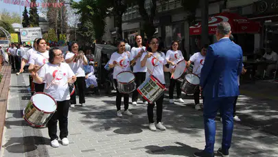 Uşak’ta engelleri aşmak için yürüdüler: Şehrin kalbinde anlamlı kortej