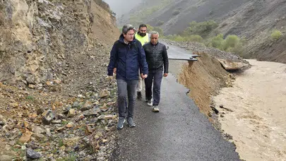 Erzincan’da sel felaketi: Üç köyün ulaşım hattı çöktü