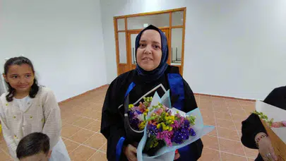 Okumak için geç kalmadığını kanıtladı: 3 çocuk annesi üniversiteyi zirvede tamamladı