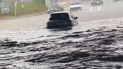 Süleymanpaşa'da gökyüzü boşaldı: 10 dakikada gelen kabus yolları dereye çevirdi