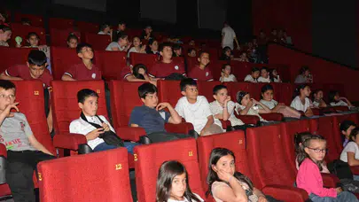 Babadağ’da beyaz perde heyecanı: Minikler unutulmaz bir gün yaşadı