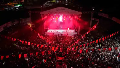 Kumluca’da müzik rüzgarı: Poizi sahnesiyle festival coşkusu zirveye taşındı