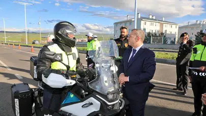 Kars’ta bayram mesaisi: Vali Polat denetim noktasında sürücüleri uyardı