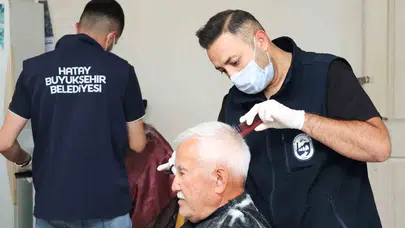 Hatay’da bayram öncesi yüzleri güldüren dokunuş: Berber ayağınıza geldi
