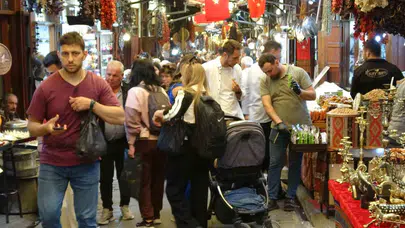 Gaziantep’te bayram bereketi: Tarihi çarşılarda adım atacak yer kalmadı