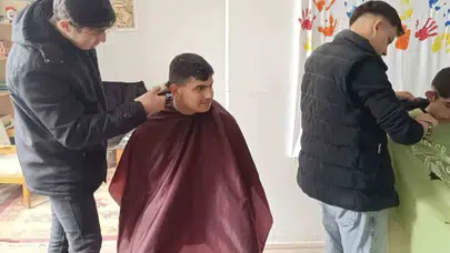 Kütahya’da gönül köprüleri kuruldu: Kuaför adaylarından özel öğrencilere anlamlı dokunuş