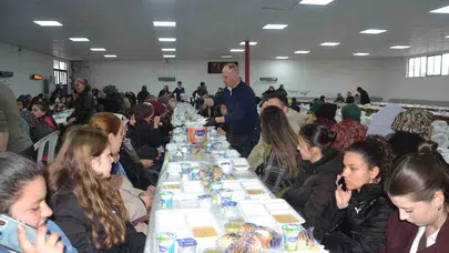 Yağmur eğlenceye engel oldu, Kayalar Mahallesi’nde dayanışma kazandı: Hıdırellez sofrasında birlik mesajı