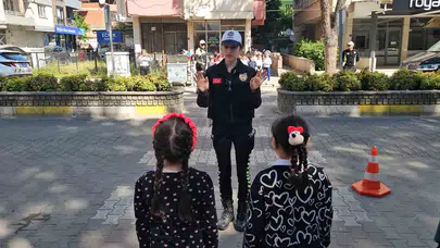Nazilli'de Trafik Haftası: Minik polisler direksiyon başındakilere ders verdi
