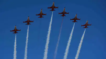 Çorum semalarında çelik kanatların dansı: Türk Yıldızları festival coşkusunu zirveye taşıdı