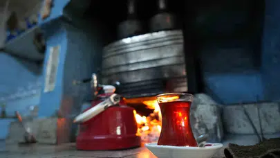 85 yıllık gelenek: Çay ocağında fiyatı müşterinin vicdanı belirliyor