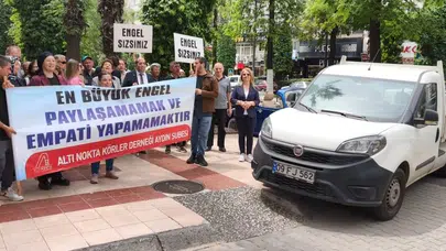 Kaldırım işgaline sloganlı tepki: Görme engelli vatandaşlardan sürücülere ders niteliğinde uyarı
