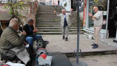 Bıçak bilerken sahne alıyor: Amasya'nın 'Minik Kuş'u dükkanı konser alanına çevirdi