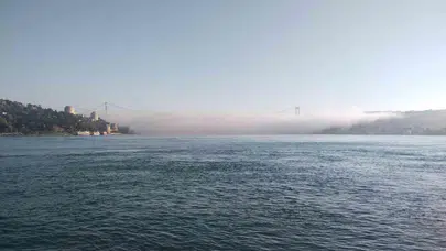 İstanbul Boğazı sisin esaretinde: Köprüler gözden kayboldu, ortaya kartpostallık manzaralar çıktı