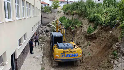 Öğrencilerin güvenliği için harekete geçildi: Selendi’de yıkılan duvar yeniden yükseliyor