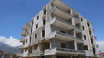 Yıkılmayı bekleyen binada ölümle burun buruna: Bir canı kurtarmak için basamakları tek tek çıktı