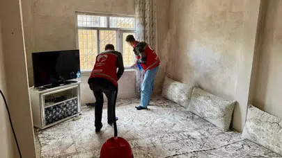 Mardin'de bayram öncesi çifte mutluluk: Büyükşehir ekipleri yaşlıların kapısını çaldı
