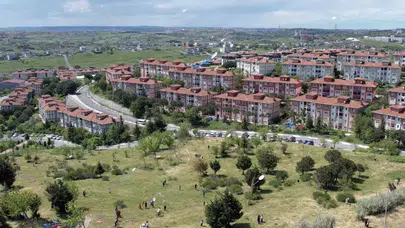 Arnavutköy’de gökyüzü şenlendi: Dijital ekranları bıraktılar, uçurtmaların peşinden koştular