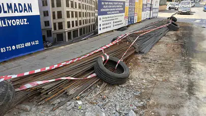 Fatih’te korkunç kaza: Yol kenarındaki inşaat demiri otobüsün tabanını delip geçti
