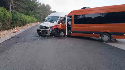 Turizm başkentinde sabah dehşeti: İki minibüs kafa kafaya çarpıştı, 13 turist hastanelik oldu